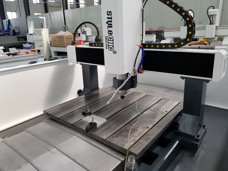 小型數(shù)控銑床，用于金屬銑削、雕刻和鉆孔