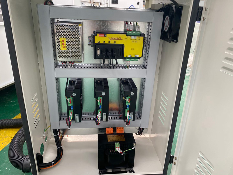 小型數(shù)控銑床，用于金屬銑削、雕刻和鉆孔