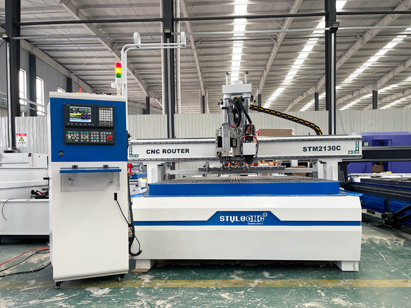 智能自動(dòng)套料數(shù)控雕刻機(jī)，用于定制櫥柜